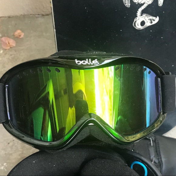 Snow board, with dragon and bolle goggles-n-boots - Picture 5 of 8